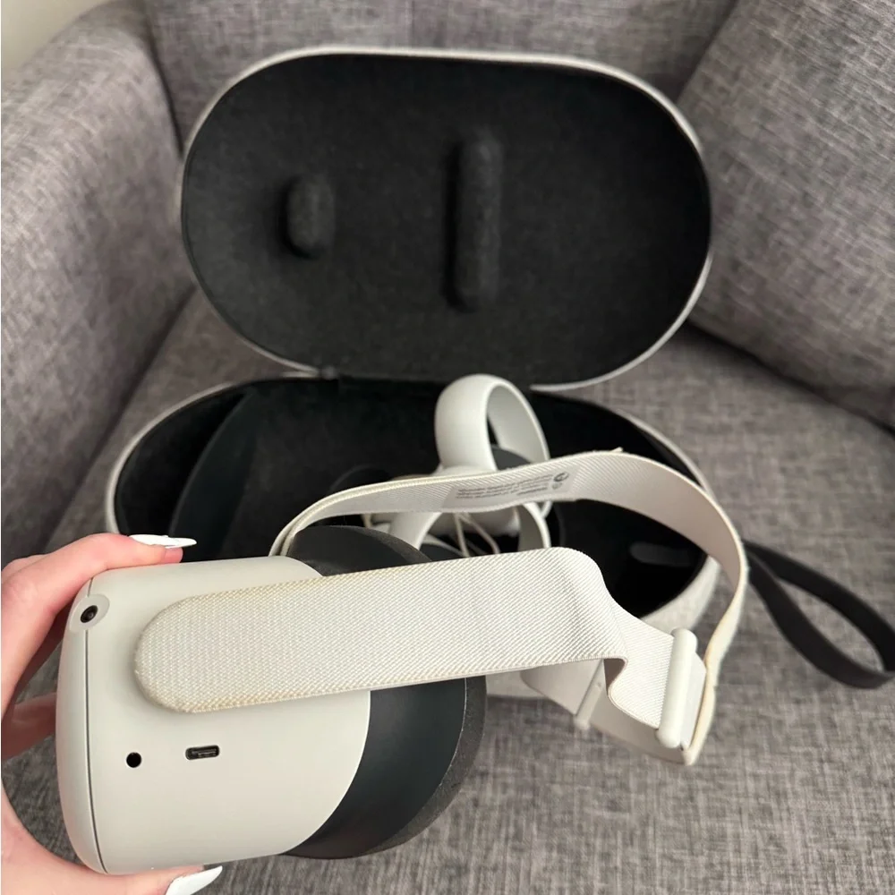 Oculus White VR Headset with Controllers